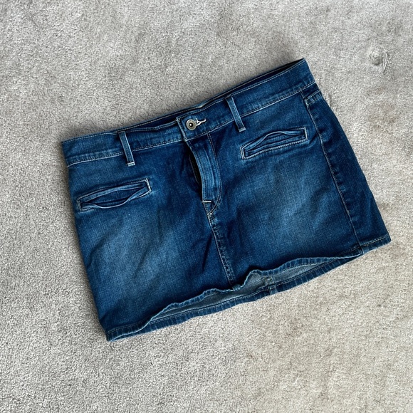 Levi’s dark washed denim mini skirt - Picture 4 of 6